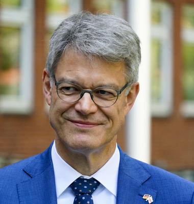cntv Patrick Schnieder CDU Bundesminister fuer Verkeh PK zu einem autonom fahrenden ID. Buzz AD von Volkswagen 13.August 2025 in Hamburg Das Bundesministerium f?r Verkehr f?rdert das Hamburger Projekt ALIKE Autonomes Fahren im OEPNV Ziel des Projekts ist die Erprobung eines autonomen Ridepooling-Dienstes mit vollautomatisierten Shuttles als Ergaenzung zum ?ffentlichen Nahverkehr Hamburg Deutschland *** cntv Patrick Schnieder CDU Federal Minister of Transport PK on an autonomous ID Buzz AD from Volkswagen August 13, 2025 in Hamburg The Federal Ministry of Transport is funding the Hamburg project ALIKE Autonomous Driving in Public Transport The aim of the project is to test an autonomous ridepooling service with fully automated shuttles as-stock-foto