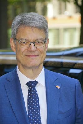 cntv Patrick Schnieder CDU Bundesminister fuer Verkeh PK zu einem autonom fahrenden ID. Buzz AD von Volkswagen 13.August 2025 in Hamburg Das Bundesministerium f?r Verkehr f?rdert das Hamburger Projekt ALIKE Autonomes Fahren im OEPNV Ziel des Projekts ist die Erprobung eines autonomen Ridepooling-Dienstes mit vollautomatisierten Shuttles als Ergaenzung zum ?ffentlichen Nahverkehr Hamburg Deutschland *** cntv Patrick Schnieder CDU Federal Minister of Transport PK on an autonomous ID Buzz AD from Volkswagen August 13, 2025 in Hamburg The Federal Ministry of Transport is funding the Hamburg project ALIKE Autonomous Driving in Public Transport The aim of the project is to test an autonomous ridepooling service with fully automated shuttles as-stock-foto