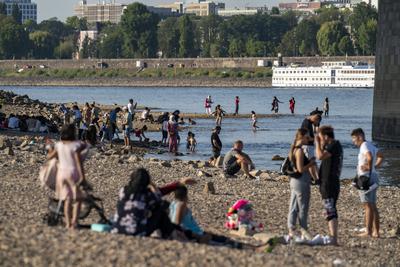 Rhein bei D?sseldorf, extremes Niedrigwasser, Rheinpegel bei 81 cm, Tendenz fallend, nach lange D?rre f?llt das linke Rh-stock-foto