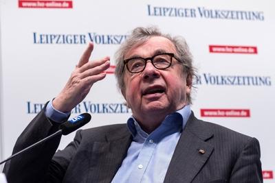 Der Journalist und Buchkritiker Hellmuth Karasek in der Autorenarena der Leipziger Volkszeitung (LVZ) auf der Buchmesse-stock-foto