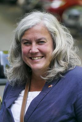 cntv Heidi Alexander, Verkehrsministerin von Gro?britannien vor einem autonom fahrenden ID. Buzz AD von Volkswagen 13.August 2025 in Hamburg Das Bundesministerium f?r Verkehr f?rdert das Hamburger Projekt ALIKE Autonomes Fahren im OEPNV Ziel des Projekts ist die Erprobung eines autonomen Ridepooling-Dienstes mit vollautomatisierten Shuttles als Ergaenzung zum ?ffentlichen Nahverkehr Hamburg Deutschland *** cntv Heidi Alexander, UK Transport Minister in front of an autonomous ID Buzz AD from Volkswagen 13 August 2025 in Hamburg The Federal Ministry of Transport is funding the Hamburg project ALIKE Autonomous Driving in Public Transport The aim of the project is to test an autonomous ridepooling service with fully automated shuttles as a-stock-foto