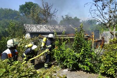 cntv Brand Feuer Rauch Qualm Flammen Feuerwehrleute im Einsatz bei Loeschen einer Gartenlaube 13.August 2025 in Hamburg Horn Am Mittwoch mittag wurde die Feuerwehr zu einer brennenden Gartenlaube in einem Kleingartenverein in der Strasse Bei den Tennisplaetzen gerufen. die Feuerwehr konnte den Brand l?schen aber einen vermutlichen totalverlust der Laube nicht abwenden Hamburg Deutschland *** cntv fire fire smoke smoke flames firefighters in action extinguishing a gazebo 13 August 2025 in Hamburg Horn On Wednesday noon the fire department was called to a burning gazebo in an allotment garden association in the street Bei den Tennisplaetzen the fire department was able to extinguish the fire but could not avert a presumed total loss of the-stock-foto