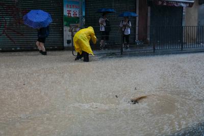 HONG KONG, CHINA - AUGUST 14: A worker removes debris that blocks drain outlet amid heavy rain on August 14, 2025 in Hon-stock-foto