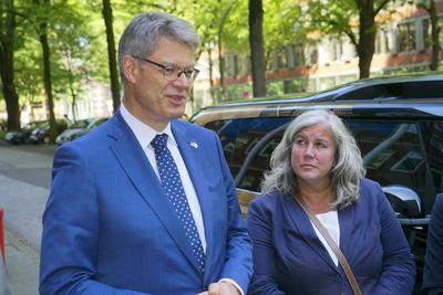 cntv Patrick Schnieder CDU Bundesminister fuer Verkehr Heidi Alexander, Verkehrsministerin von Gro?britannien vor einem autonom fahrenden ID. Buzz AD von Volkswagen 13.August 2025 in Hamburg Das Bundesministerium f?r Verkehr f?rdert das Hamburger Projekt ALIKE Autonomes Fahren im OEPNV Ziel des Projekts ist die Erprobung eines autonomen Ridepooling-Dienstes mit vollautomatisierten Shuttles als Ergaenzung zum ?ffentlichen Nahverkehr Hamburg Deutschland *** cntv Patrick Schnieder CDU Federal Minister for Transport Heidi Alexander, Transport Minister of Great Britain in front of an autonomously driving ID Buzz AD from Volkswagen 13 August 2025 in Hamburg The Federal Ministry of Transport is funding the Hamburg project ALIKE Autonomous Driv-stock-foto