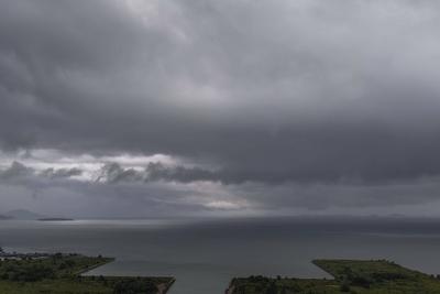 HUIZHOU, CHINA - AUGUST 14: Black cloud hovers over coastal areas as Typhoon Podul approaches on August 14, 2025 in Huiz-stock-foto