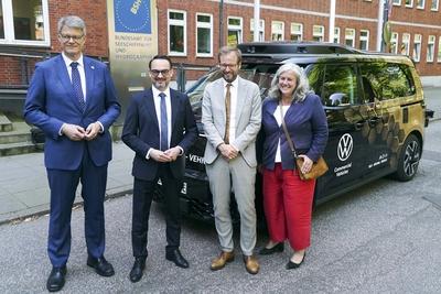cntv Patrick Schnieder CDU Bundesminister fuer Verkehr, Christian Senger, Vorstand der Volkswagen Autonomous Mobility, Anjes Tjarks Buendnis 90/Die Gruenen Senator f?r Verkehr und Mobilit?tswende, und Heidi Alexander, Verkehrsministerin von Gro?britannien vor einem autonom fahrenden ID. Buzz AD von Volkswagen 13.August 2025 in Hamburg Das Bundesministerium f?r Verkehr f?rdert das Hamburger Projekt ALIKE Autonomes Fahren im OEPNV Ziel des Projekts ist die Erprobung eines autonomen Ridepooling-Dienstes mit vollautomatisierten Shuttles als Ergaenzung zum ?ffentlichen Nahverkehr Hamburg Deutschland *** cntv Patrick Schnieder CDU Federal Minister of Transport, Christian Senger, Member of the Board of Volkswagen Autonomous Mobility, Anjes T-stock-foto