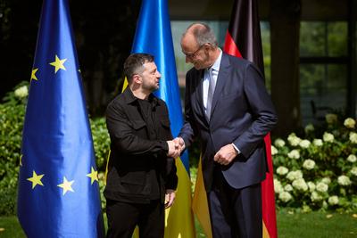 Ukrainian President Volodymyr Zelensky is welcomed by German Chancellor Friedrich Merz upon-stock-foto