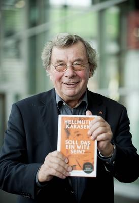Hellmuth KARASEK Deutschland Schriftsteller Journalist Freistseller Einzelbild Halbfigur mit-stock-foto