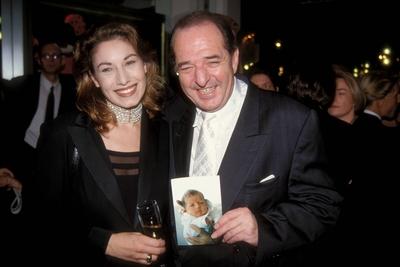 Musikproduzent Ralph Siegel mit Ehefrau Dagmar und einem Foto von T?chterchen Alana (alle GER) anl?sslich der 100 Jahrf-stock-foto