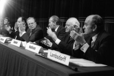 V.r.n.l.: Otto Graf Lambsdorff (GER/FDP-Bundesvorstand), Wolfgang Hau?mann (GER/FDP), Bundesjustizminister Hans Arnold-stock-foto