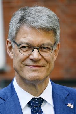 cntv Patrick Schnieder CDU Bundesminister fuer Verkeh PK zu einem autonom fahrenden ID. Buzz AD von Volkswagen 13.August 2025 in Hamburg Das Bundesministerium f?r Verkehr f?rdert das Hamburger Projekt ALIKE Autonomes Fahren im OEPNV Ziel des Projekts ist die Erprobung eines autonomen Ridepooling-Dienstes mit vollautomatisierten Shuttles als Ergaenzung zum ?ffentlichen Nahverkehr Hamburg Deutschland *** cntv Patrick Schnieder CDU Federal Minister of Transport PK on an autonomous ID Buzz AD from Volkswagen August 13, 2025 in Hamburg The Federal Ministry of Transport is funding the Hamburg project ALIKE Autonomous Driving in Public Transport The aim of the project is to test an autonomous ridepooling service with fully automated shuttles as-stock-foto