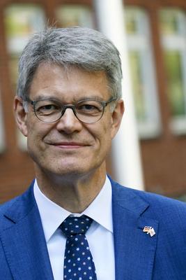 cntv Patrick Schnieder CDU Bundesminister fuer Verkeh PK zu einem autonom fahrenden ID. Buzz AD von Volkswagen 13.August 2025 in Hamburg Das Bundesministerium f?r Verkehr f?rdert das Hamburger Projekt ALIKE Autonomes Fahren im OEPNV Ziel des Projekts ist die Erprobung eines autonomen Ridepooling-Dienstes mit vollautomatisierten Shuttles als Ergaenzung zum ?ffentlichen Nahverkehr Hamburg Deutschland *** cntv Patrick Schnieder CDU Federal Minister of Transport PK on an autonomous ID Buzz AD from Volkswagen August 13, 2025 in Hamburg The Federal Ministry of Transport is funding the Hamburg project ALIKE Autonomous Driving in Public Transport The aim of the project is to test an autonomous ridepooling service with fully automated shuttles as-stock-foto