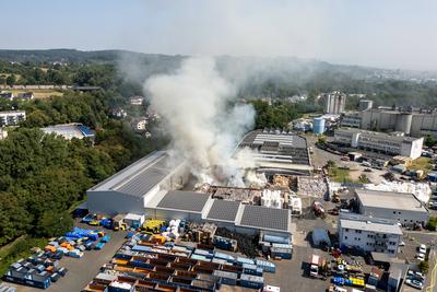 Gro?e Rauchwolke ?ber Stadt ? Sperrm?llbrand in Lagerhalle ? Warnung an Bev?lkerung ? Einsatz bis in Abendstunden erwartet-stock-foto