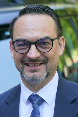cntv Christian Senger, Vorstand der Volkswagen Autonomous Mobility vor einem autonom fahrenden ID. Buzz AD von Volkswagen 13.August 2025 in Hamburg Das Bundesministerium f?r Verkehr f?rdert das Hamburger Projekt ALIKE Autonomes Fahren im OEPNV Ziel des Projekts ist die Erprobung eines autonomen Ridepooling-Dienstes mit vollautomatisierten Shuttles als Ergaenzung zum ?ffentlichen Nahverkehr Hamburg Deutschland *** cntv Christian Senger, Board Member of Volkswagen Autonomous Mobility in front of an autonomously driving ID Buzz AD from Volkswagen 13 August 2025 in Hamburg The Federal Ministry of Transport is funding the Hamburg project ALIKE Autonomous Driving in Public Transport The aim of the project is to test an autonomous ridepooling s-stock-foto