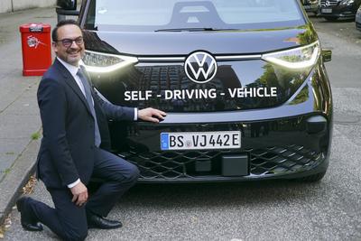 cntv Christian Senger, Vorstand der Volkswagen Autonomous Mobility vor einem autonom fahrenden ID. Buzz AD von Volkswagen 13.August 2025 in Hamburg Das Bundesministerium f?r Verkehr f?rdert das Hamburger Projekt ALIKE Autonomes Fahren im OEPNV Ziel des Projekts ist die Erprobung eines autonomen Ridepooling-Dienstes mit vollautomatisierten Shuttles als Ergaenzung zum ?ffentlichen Nahverkehr Hamburg Deutschland *** cntv Christian Senger, Board Member of Volkswagen Autonomous Mobility in front of an autonomously driving ID Buzz AD from Volkswagen 13 August 2025 in Hamburg The Federal Ministry of Transport is funding the Hamburg project ALIKE Autonomous Driving in Public Transport The aim of the project is to test an autonomous ridepooling s-stock-foto