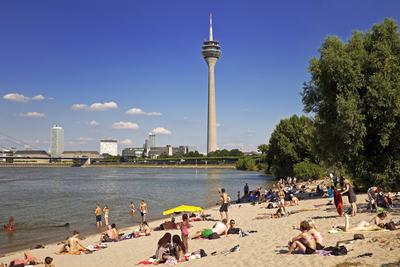 D_Strand mit Rheinturm_02.tif Menschen am Strand am Rhein mit dem Rheinturm, Duesseldorf, Nordrhein-Westfalen, Deutschla-stock-foto