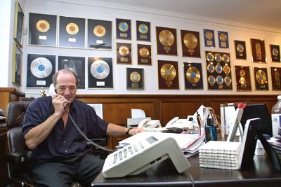 Ralph Siegel (GER/Musikproduzent/Schlagerkomponist/Inhaber Plattenfirma Jupiter Records) telefoniert in seinem B?ro in-stock-foto