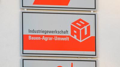 Freiburg im Breisgau, 5. Februar 2022: Schild und Logo der IG Bauen-Agrar-Umwelt, kurz IG Bau.-stock-foto