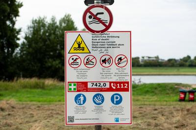 Badeverbot am Rhein in D?sseldorf-stock-foto