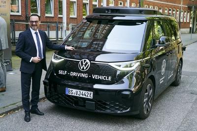 cntv Christian Senger, Vorstand der Volkswagen Autonomous Mobility vor einem autonom fahrenden ID. Buzz AD von Volkswagen 13.August 2025 in Hamburg Das Bundesministerium f?r Verkehr f?rdert das Hamburger Projekt ALIKE Autonomes Fahren im OEPNV Ziel des Projekts ist die Erprobung eines autonomen Ridepooling-Dienstes mit vollautomatisierten Shuttles als Ergaenzung zum ?ffentlichen Nahverkehr Hamburg Deutschland *** cntv Christian Senger, Board Member of Volkswagen Autonomous Mobility in front of an autonomously driving ID Buzz AD from Volkswagen 13 August 2025 in Hamburg The Federal Ministry of Transport is funding the Hamburg project ALIKE Autonomous Driving in Public Transport The aim of the project is to test an autonomous ridepooling s-stock-foto