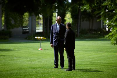 Ukrainian President Volodymyr Zelensky is welcomed by German Chancellor Friedrich Merz upon-stock-foto