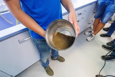 Mikroplastik im Rhein-stock-foto