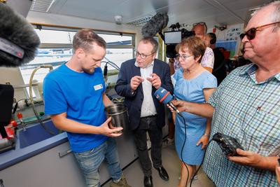 Mikroplastik im Rhein-stock-foto