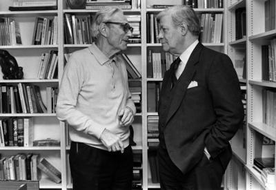 Ex-Bundeskanzler Helmut Schmidt (GER/SPD) im Gespr?ch mit Verleger Gerd Bucerius (GER/Gr?nder DIE ZEIT) in Hamburg-stock-foto