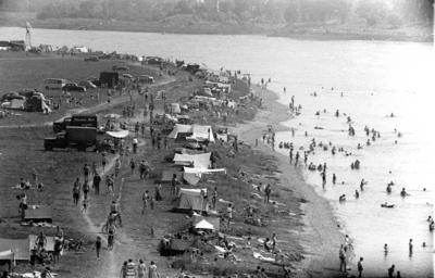 Baden und Schwimmen im Rhein . Heute ist das lebensgef?hrlich. Fr?her , hier im Jahr 1957 , keine Seltenheit. Hier ein B-stock-foto