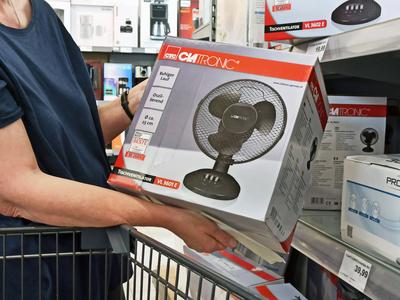 Marktkauf - Einkauf zu Zeiten von Inflation. Ventilator, Hitze, Hitzewelle, Marktkauf - Einkauf in einem Supermarkt oder-stock-foto