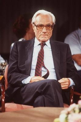 Gerd Bucerius 07/86 dar Verlag Mann grauhaarig Brille seri?s Anzug Krawatte hoch halb sitzend Beine neutral-stock-foto