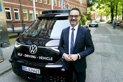 cntv Christian Senger, Vorstand der Volkswagen Autonomous Mobility vor einem autonom fahrenden ID. Buzz AD von Volkswagen 13.August 2025 in Hamburg Das Bundesministerium f?r Verkehr f?rdert das Hamburger Projekt ALIKE Autonomes Fahren im OEPNV Ziel des Projekts ist die Erprobung eines autonomen Ridepooling-Dienstes mit vollautomatisierten Shuttles als Ergaenzung zum ?ffentlichen Nahverkehr Hamburg Deutschland *** cntv Christian Senger, Board Member of Volkswagen Autonomous Mobility in front of an autonomously driving ID Buzz AD from Volkswagen 13 August 2025 in Hamburg The Federal Ministry of Transport is funding the Hamburg project ALIKE Autonomous Driving in Public Transport The aim of the project is to test an autonomous ridepooling s-stock-foto