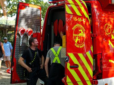 Personensuche im Silbersee Langenhagen Feuerwehrtaucher machen sich einsatzbereit. *** Search for people in the Silberse-stock-foto