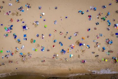 KATWIJK AAN ZEE - Busy on the beach in Katwijk on a warm summer day. ANP/Hollandse Hoogte/Josh Walet netherlands out - b-stock-foto