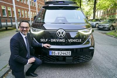 cntv Christian Senger, Vorstand der Volkswagen Autonomous Mobility vor einem autonom fahrenden ID. Buzz AD von Volkswagen 13.August 2025 in Hamburg Das Bundesministerium f?r Verkehr f?rdert das Hamburger Projekt ALIKE Autonomes Fahren im OEPNV Ziel des Projekts ist die Erprobung eines autonomen Ridepooling-Dienstes mit vollautomatisierten Shuttles als Ergaenzung zum ?ffentlichen Nahverkehr Hamburg Deutschland *** cntv Christian Senger, Board Member of Volkswagen Autonomous Mobility in front of an autonomously driving ID Buzz AD from Volkswagen 13 August 2025 in Hamburg The Federal Ministry of Transport is funding the Hamburg project ALIKE Autonomous Driving in Public Transport The aim of the project is to test an autonomous ridepooling s-stock-foto