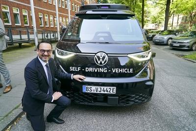 cntv Christian Senger, Vorstand der Volkswagen Autonomous Mobility vor einem autonom fahrenden ID. Buzz AD von Volkswagen 13.August 2025 in Hamburg Das Bundesministerium f?r Verkehr f?rdert das Hamburger Projekt ALIKE Autonomes Fahren im OEPNV Ziel des Projekts ist die Erprobung eines autonomen Ridepooling-Dienstes mit vollautomatisierten Shuttles als Ergaenzung zum ?ffentlichen Nahverkehr Hamburg Deutschland *** cntv Christian Senger, Board Member of Volkswagen Autonomous Mobility in front of an autonomously driving ID Buzz AD from Volkswagen 13 August 2025 in Hamburg The Federal Ministry of Transport is funding the Hamburg project ALIKE Autonomous Driving in Public Transport The aim of the project is to test an autonomous ridepooling s-stock-foto