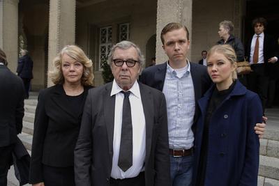 Prof. Dr. Hellmuth Karasek mit Ehefrau Armgard Seegers-Karasek sowie Sohn Nikolas und Tochter Laura / Trauerfeier zum To-stock-foto