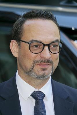 cntv Christian Senger, Vorstand der Volkswagen Autonomous Mobility vor einem autonom fahrenden ID. Buzz AD von Volkswagen 13.August 2025 in Hamburg Das Bundesministerium f?r Verkehr f?rdert das Hamburger Projekt ALIKE Autonomes Fahren im OEPNV Ziel des Projekts ist die Erprobung eines autonomen Ridepooling-Dienstes mit vollautomatisierten Shuttles als Ergaenzung zum ?ffentlichen Nahverkehr Hamburg Deutschland *** cntv Christian Senger, Board Member of Volkswagen Autonomous Mobility in front of an autonomously driving ID Buzz AD from Volkswagen 13 August 2025 in Hamburg The Federal Ministry of Transport is funding the Hamburg project ALIKE Autonomous Driving in Public Transport The aim of the project is to test an autonomous ridepooling s-stock-foto
