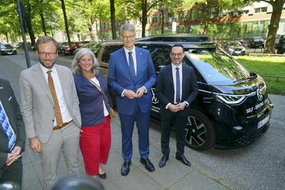 cntv Patrick Schnieder CDU Bundesminister fuer Verkehr, Christian Senger, Vorstand der Volkswagen Autonomous Mobility, Anjes Tjarks Buendnis 90/Die Gruenen Senator f?r Verkehr und Mobilit?tswende, und Heidi Alexander, Verkehrsministerin von Gro?britannien vor einem autonom fahrenden ID. Buzz AD von Volkswagen 13.August 2025 in Hamburg Das Bundesministerium f?r Verkehr f?rdert das Hamburger Projekt ALIKE Autonomes Fahren im OEPNV Ziel des Projekts ist die Erprobung eines autonomen Ridepooling-Dienstes mit vollautomatisierten Shuttles als Ergaenzung zum ?ffentlichen Nahverkehr Hamburg Deutschland *** cntv Patrick Schnieder CDU Federal Minister of Transport, Christian Senger, Member of the Board of Volkswagen Autonomous Mobility, Anjes T-stock-foto