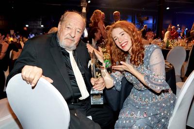 Die Goldene Sonne Preisverleihung Preistr?ger Ralph Siegel mit Freundin Laura K?fer im Saal bei der Gala zur Verleihung-stock-foto