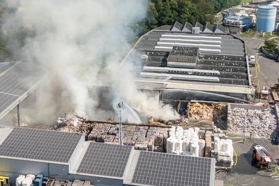 Gro?e Rauchwolke ?ber Stadt ? Sperrm?llbrand in Lagerhalle ? Warnung an Bev?lkerung ? Einsatz bis in Abendstunden erwartet-stock-foto
