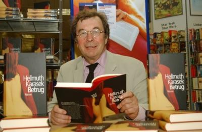 Helmuth Karasek w?hrend der Signierstunde seines neuen Romans Betrug-stock-foto