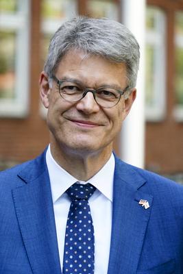 cntv Patrick Schnieder CDU Bundesminister fuer Verkeh PK zu einem autonom fahrenden ID. Buzz AD von Volkswagen 13.August 2025 in Hamburg Das Bundesministerium f?r Verkehr f?rdert das Hamburger Projekt ALIKE Autonomes Fahren im OEPNV Ziel des Projekts ist die Erprobung eines autonomen Ridepooling-Dienstes mit vollautomatisierten Shuttles als Ergaenzung zum ?ffentlichen Nahverkehr Hamburg Deutschland *** cntv Patrick Schnieder CDU Federal Minister of Transport PK on an autonomously driving ID Buzz AD from Volkswagen August 13, 2025 in Hamburg The Federal Ministry of Transport is funding the Hamburg project ALIKE Autonomous Driving in Public Transport The aim of the project is to test an autonomous ridepooling service with fully automated s-stock-foto