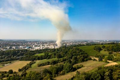 Gro?e Rauchwolke ?ber Stadt ? Sperrm?llbrand in Lagerhalle ? Warnung an Bev?lkerung ? Einsatz bis in Abendstunden erwartet-stock-foto