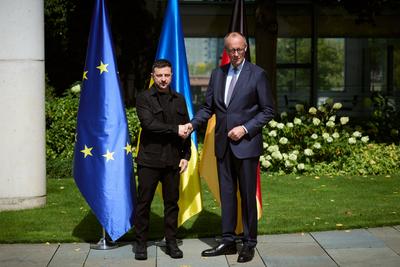 Ukrainian President Volodymyr Zelensky is welcomed by German Chancellor Friedrich Merz upon-stock-foto