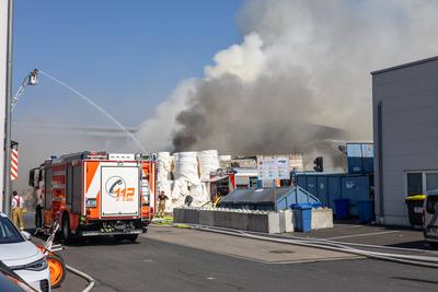 Gro?e Rauchwolke ?ber Stadt ? Sperrm?llbrand in Lagerhalle ? Warnung an Bev?lkerung ? Einsatz bis in Abendstunden erwartet-stock-foto