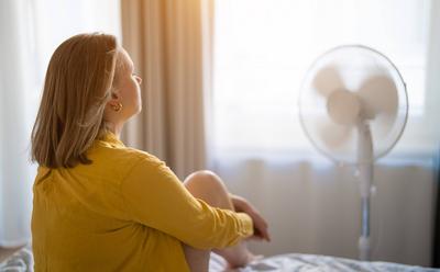 Frau leidet unter extremer Sommerhitze in einem Haus.-stock-foto
