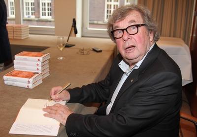 Dr. Hellmuth Karasek signiert sein Buch Ladies Lunch 2012 zugunsten der Stiftung Kinderfjahre im Park Hyatt Hotel Hambur-stock-foto