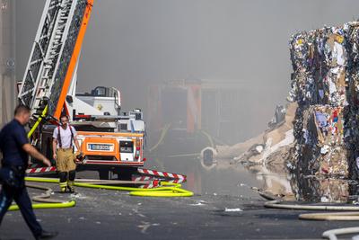 Gro?e Rauchwolke ?ber Stadt ? Sperrm?llbrand in Lagerhalle ? Warnung an Bev?lkerung ? Einsatz bis in Abendstunden erwartet-stock-foto