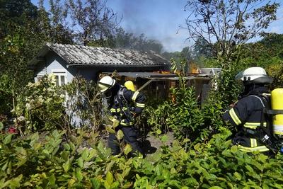 cntv Brand Feuer Rauch Qualm Flammen Feuerwehrleute im Einsatz bei Loeschen einer Gartenlaube 13.August 2025 in Hamburg Horn Am Mittwoch mittag wurde die Feuerwehr zu einer brennenden Gartenlaube in einem Kleingartenverein in der Strasse Bei den Tennisplaetzen gerufen. die Feuerwehr konnte den Brand l?schen aber einen vermutlichen totalverlust der Laube nicht abwenden Hamburg Deutschland *** cntv fire fire smoke smoke flames firefighters in action extinguishing a gazebo 13 August 2025 in Hamburg Horn On Wednesday noon the fire department was called to a burning gazebo in an allotment garden association in the street Bei den Tennisplaetzen the fire department was able to extinguish the fire but could not avert a presumed total loss of the-stock-foto